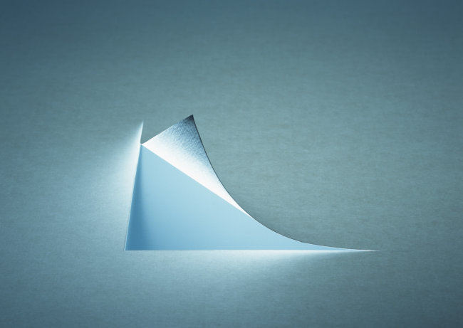 纸张素材 一张白纸割开一角卷起 高清图片免费