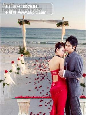 婚纱海滩图片_海滩礁石飘纱婚纱照片